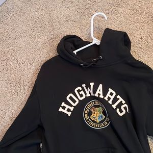 Black hogwarts sweatshirt